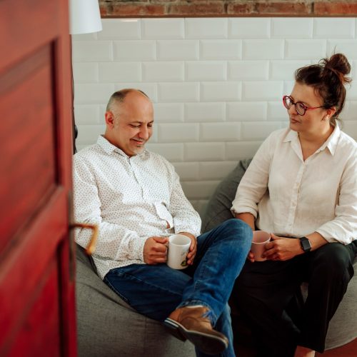 Mężczyzna i kobieta będący w związku, siedzący na konsultacji czyli pierwszej sesji psychoterapii w gabinecie terapii dla par